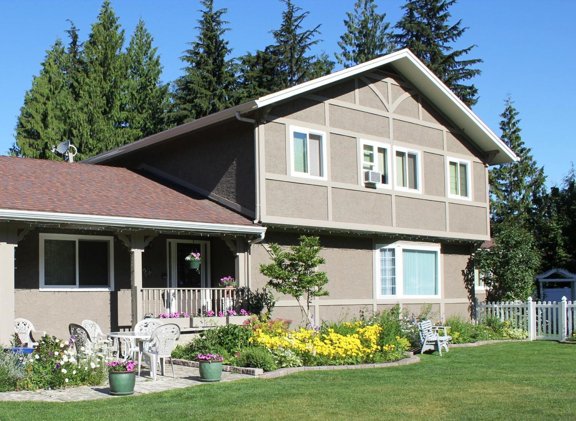 Alpenrose Revelstoke Bed & Breakfast Exterior photo